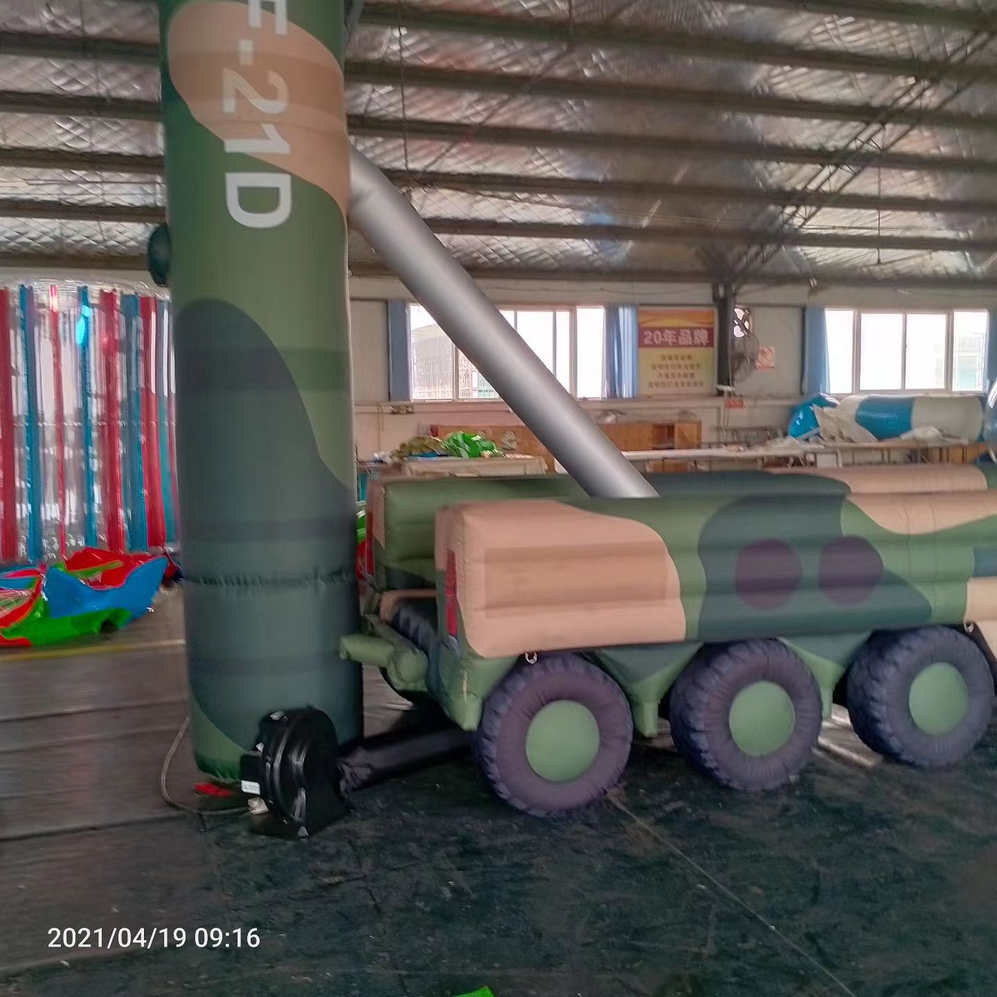 漳州军事演习中的充气目标车辆：模拟发射车雷达车坦克飞机